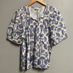NWT Entro Blue and Cream Floral Blouse Size Medium New with Tags